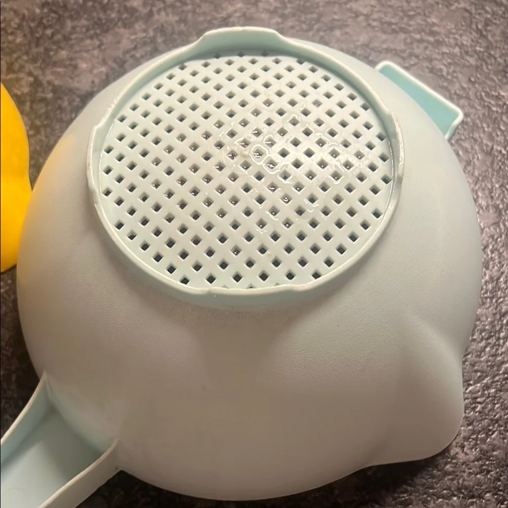 Vintage Tupperware Yellow and Light Blue Strainer Set. 7&8 inch